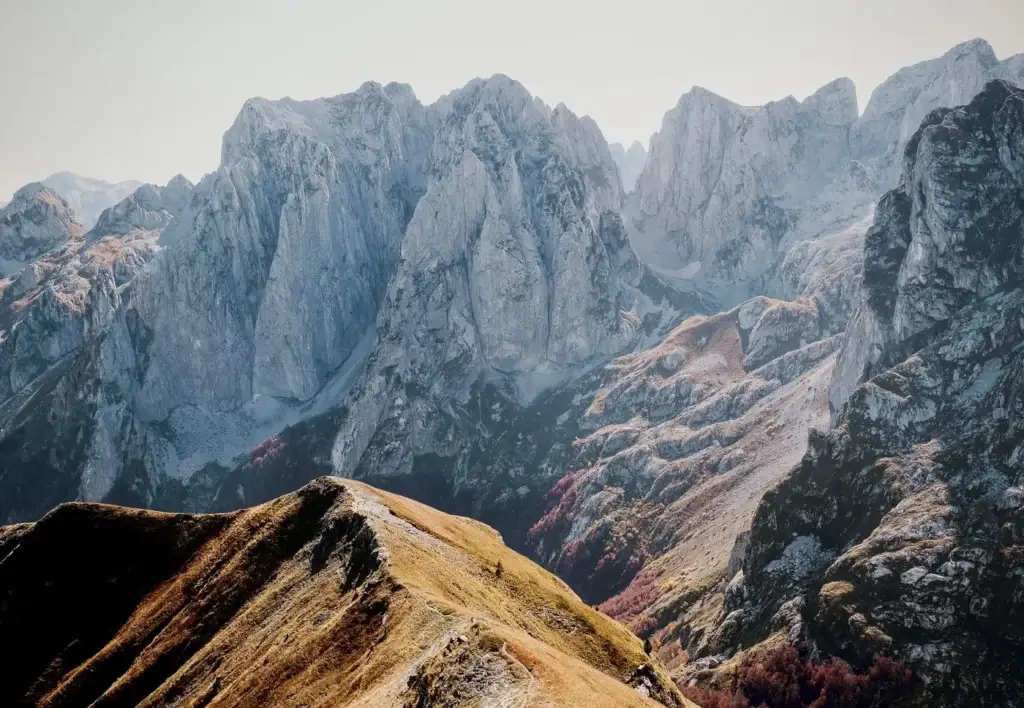 Dramatische bergtoppen bij Lëpushë in de Albanese Alpen