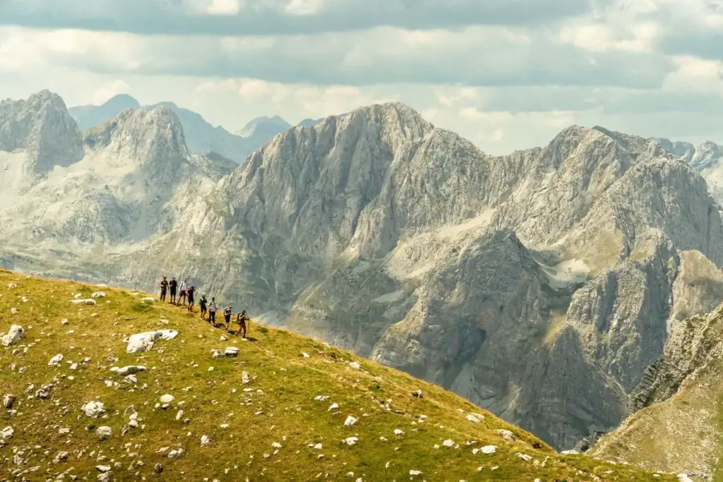 Wandelaars op een bergrug in Noord-Albanië