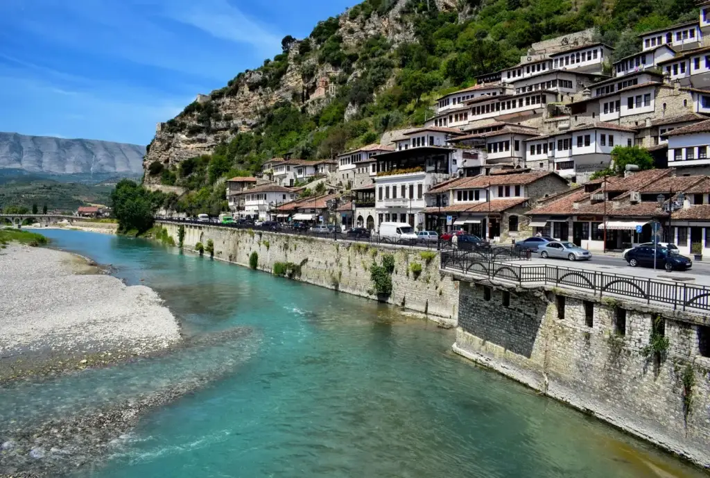 Berat, de stad van duizend vensters, aan de rivier de Osum