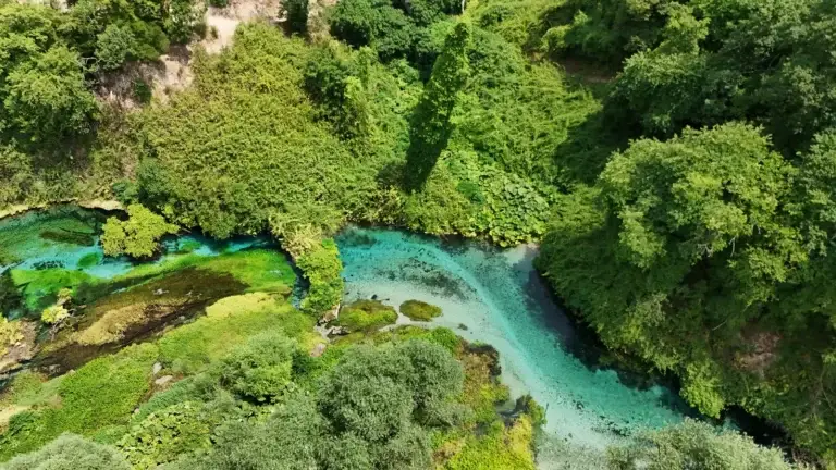 De Blue Eye (Syri i Kaltër), een turquoise bron in Zuid-Albanië, vanuit de lucht