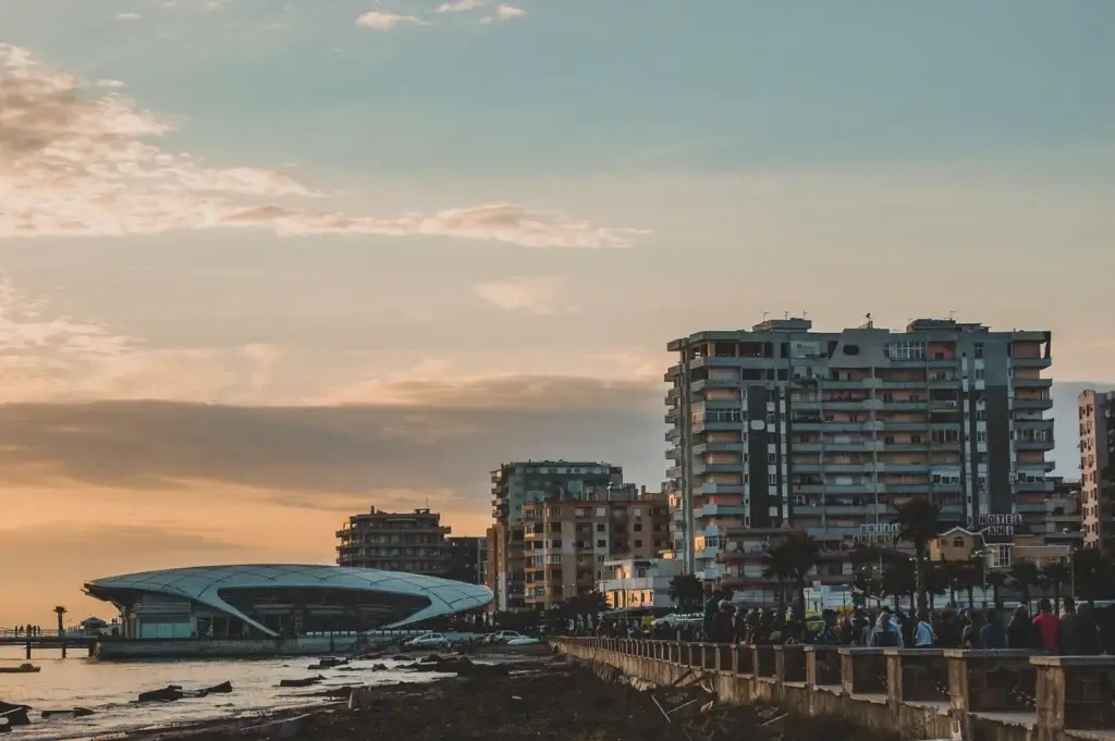 De kust van Durrës bij zonsondergang