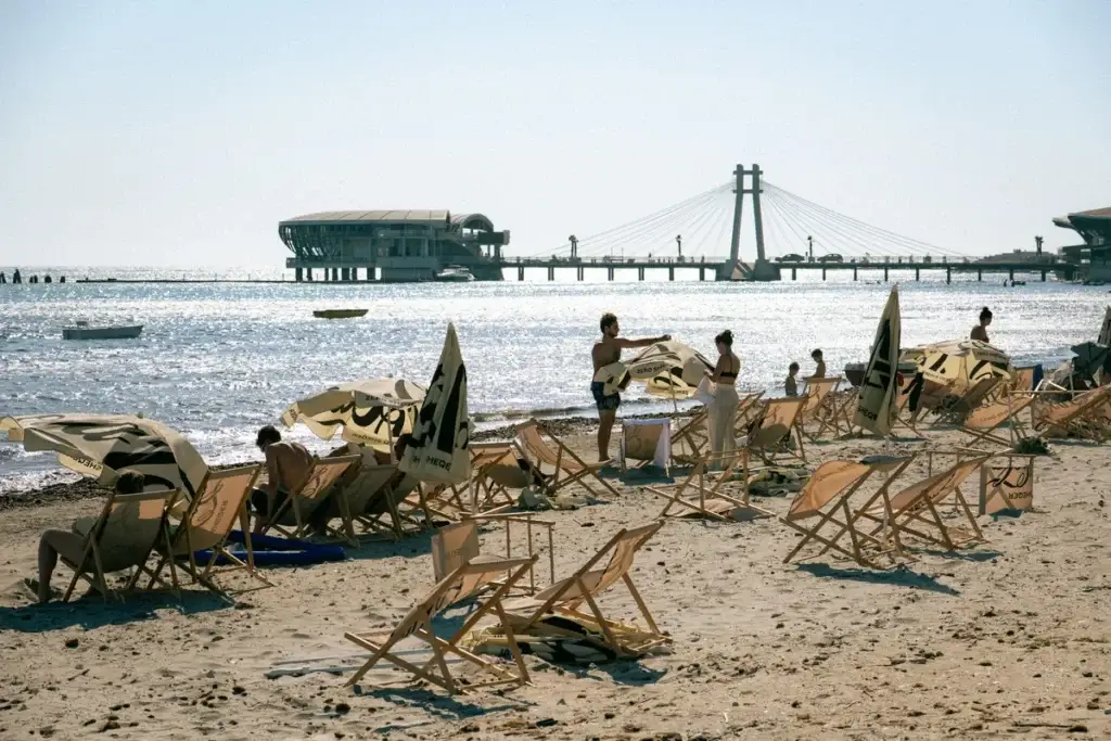 Strandstoelen op het strand van Durrës
