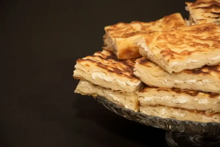 Krokante byrek, bladerdeeggebak uit de Balkan