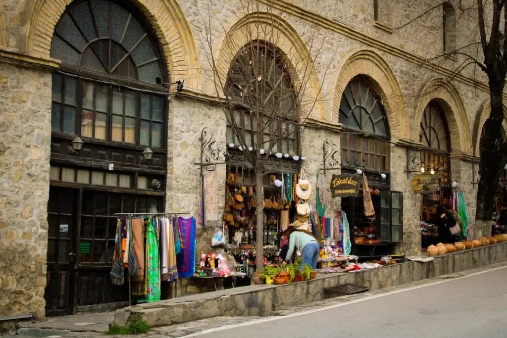Winkeltjes met textiel in de bazaar van Gjirokastër