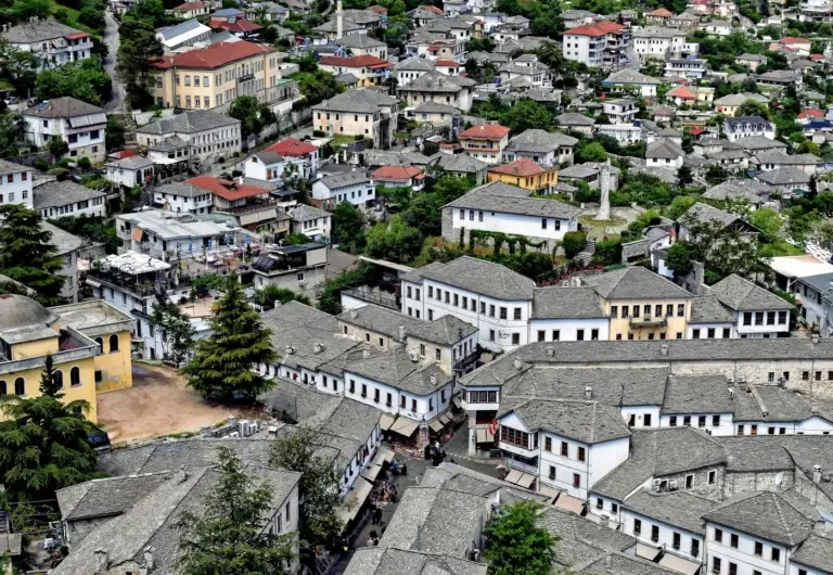 Stenen daken van de oude stad van Gjirokastër