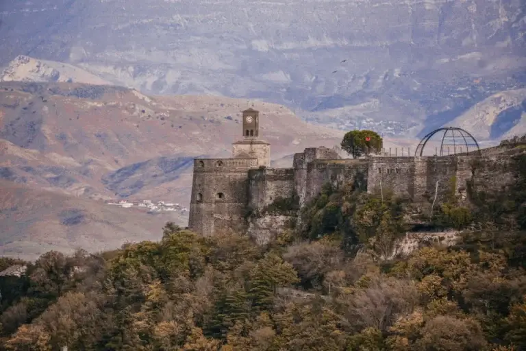 Het fort van Gjirokastër hoog boven de stad