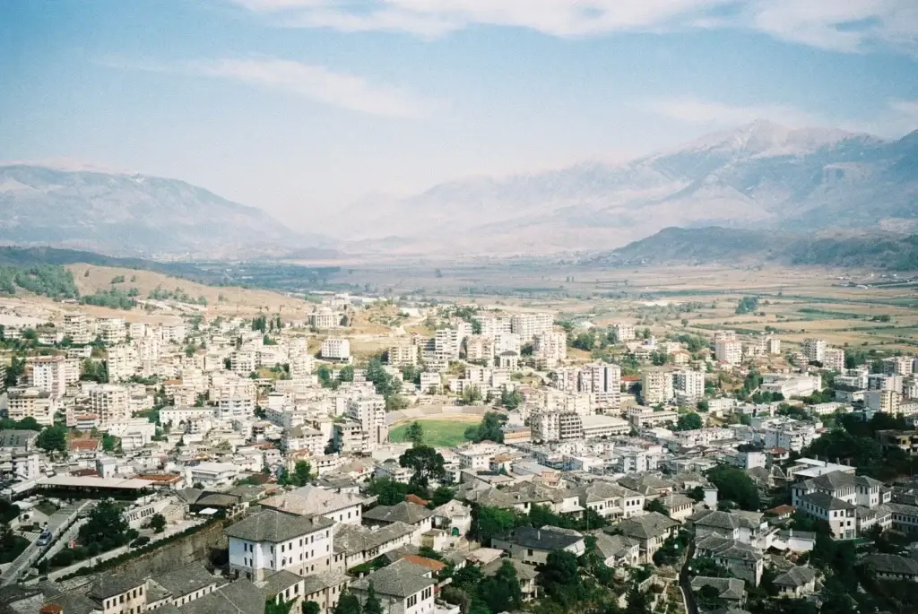 Gjirokastër met zijn stenen daken en de Drinos-vallei