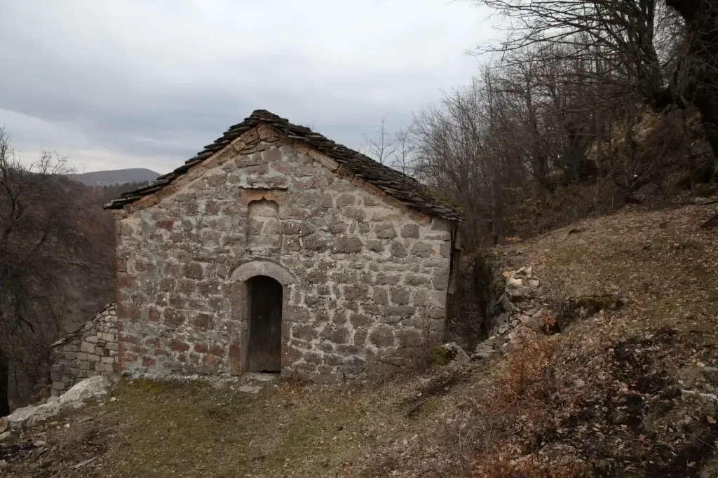 Stenen gebouw in het dorp Vithkuq bij Korçë
