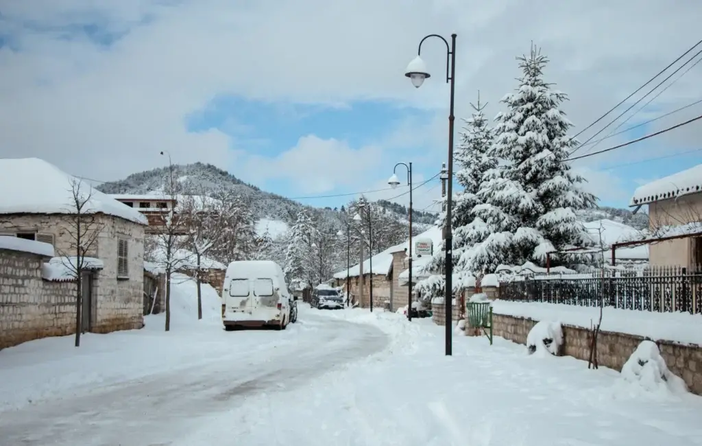 Besneeuwde straat in Voskopoja bij Korçë