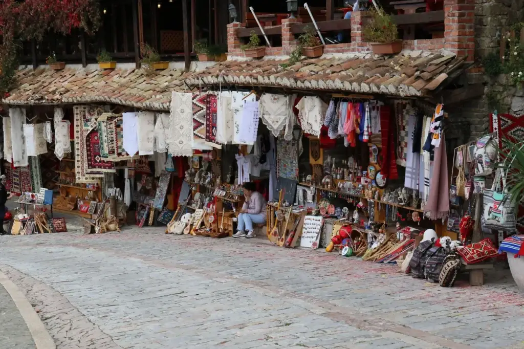 De oude bazaar van Krujë met traditionele kleden