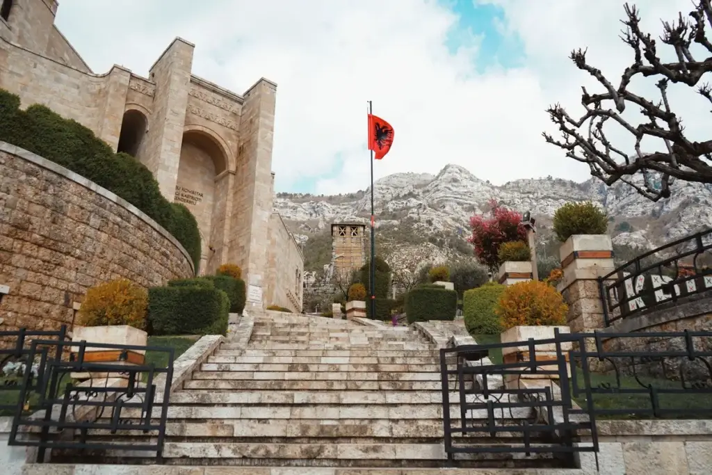 Stenen trap naar het kasteel van Krujë met de Albanese vlag