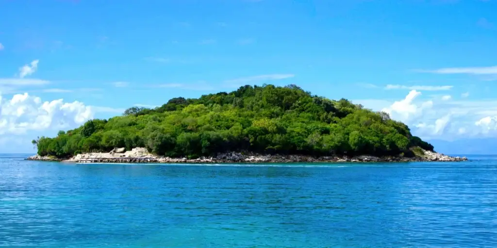Eilandje in turquoise zee bij Ksamil