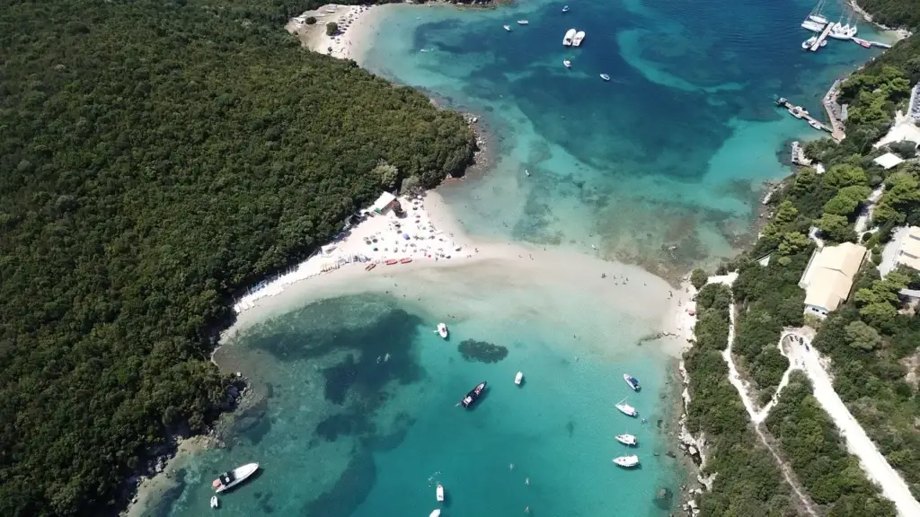 Luchtfoto van de baaien van Ksamil
