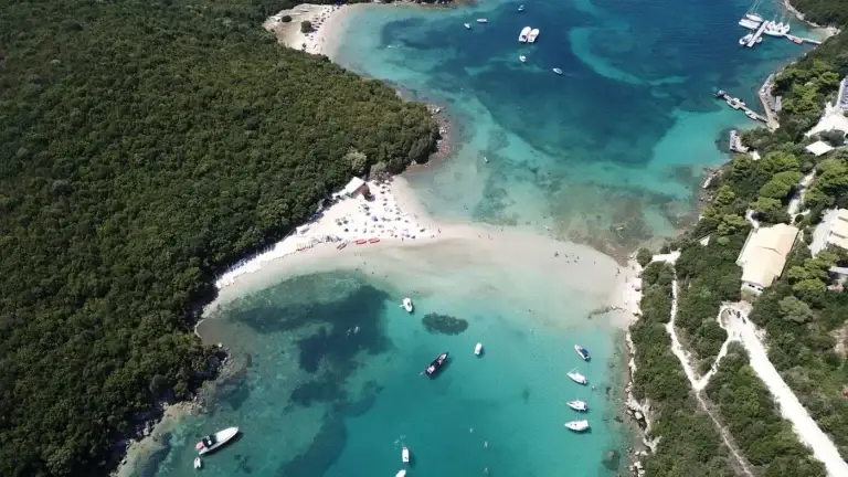 Luchtfoto van de baaien van Ksamil