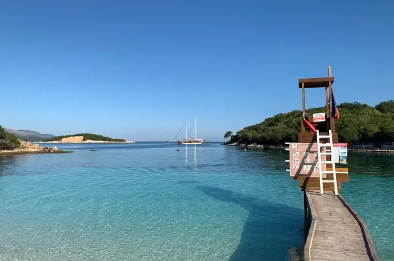 Steiger aan de kust van Ksamil met helder water