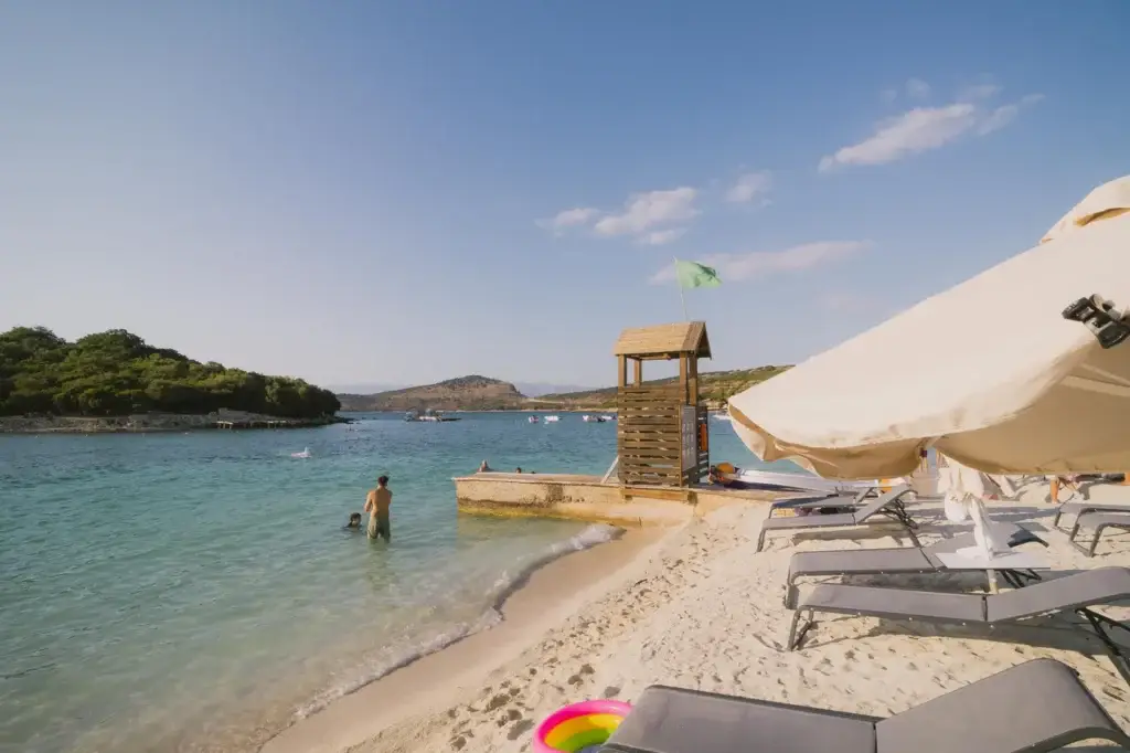 Zomerdag op het strand van Ksamil