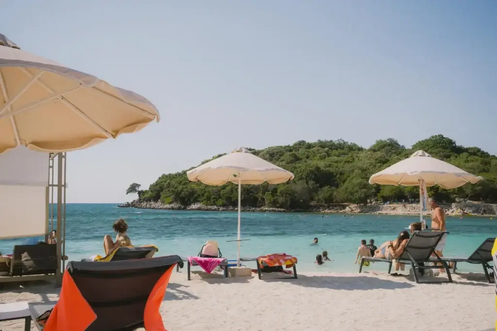 Strandstoelen en parasols in Ksamil