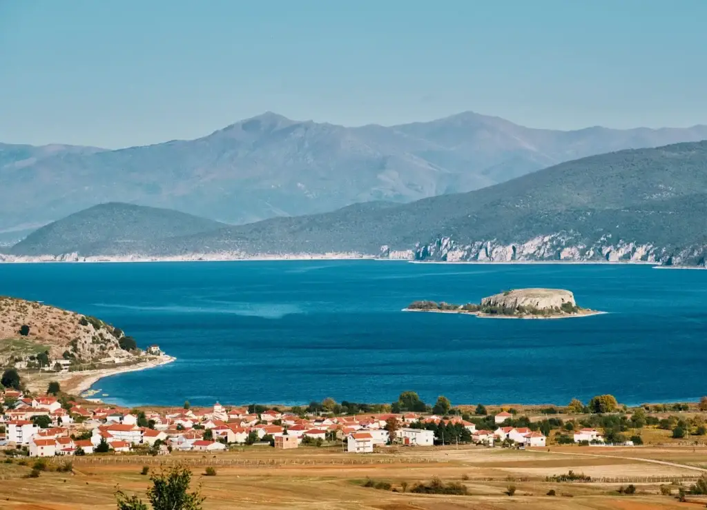 Het dorp Lin op een schiereiland in het Meer van Ohrid