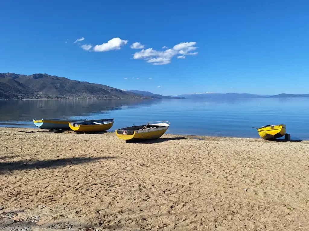 Bootjes aan de oever van het Meer van Ohrid