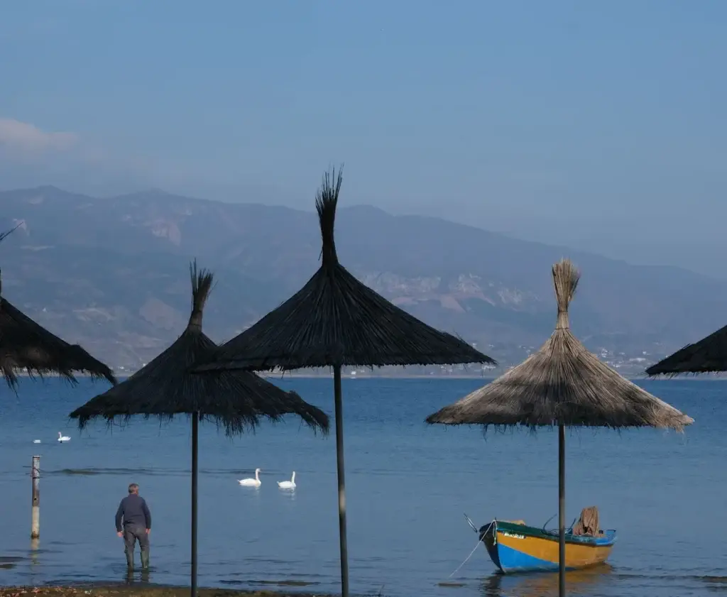 Rieten parasols aan het Meer van Ohrid bij Pogradec