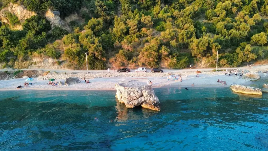 Baai met rotsen aan de Albanese Rivièra vanuit de lucht