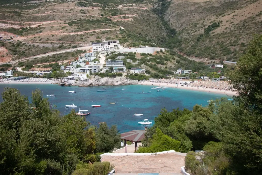Het strand van Jalë aan de Albanese Rivièra