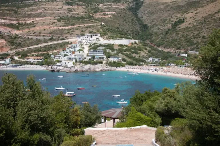Het strand van Jalë aan de Albanese Rivièra