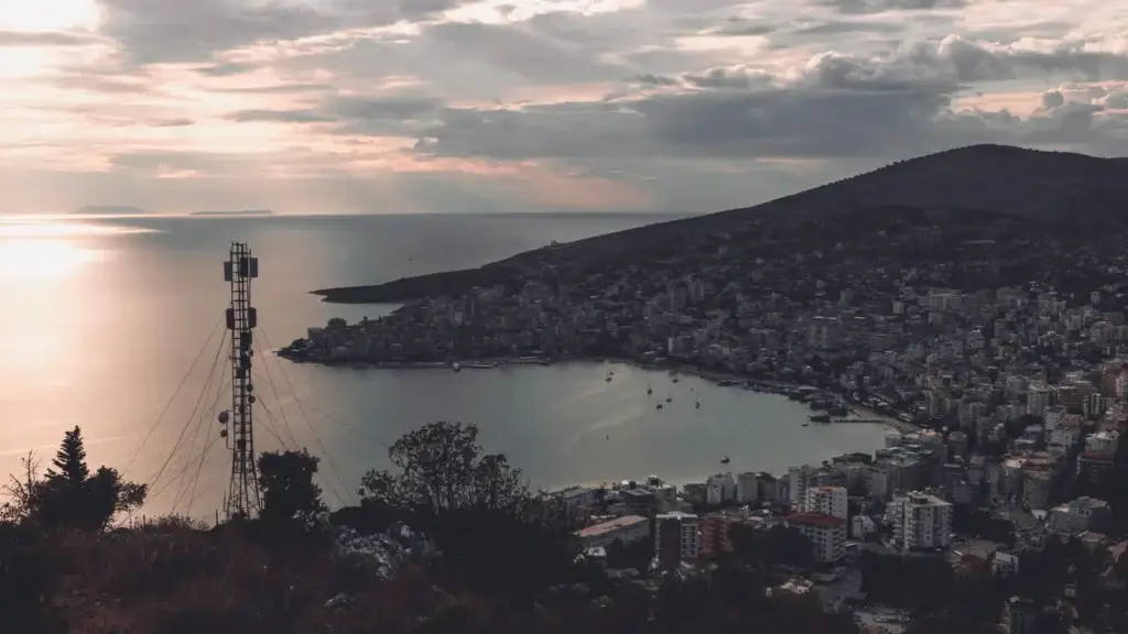 De baai van Sarandë in het avondlicht