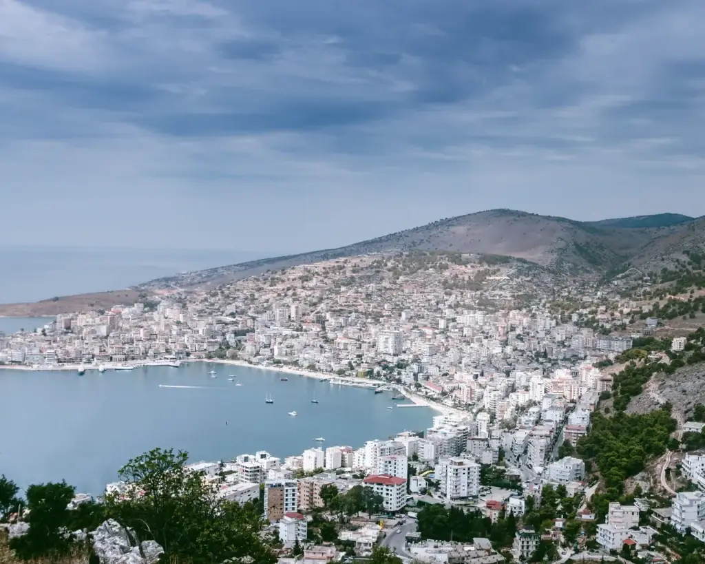 Luchtfoto van Sarandë aan de Ionische Zee