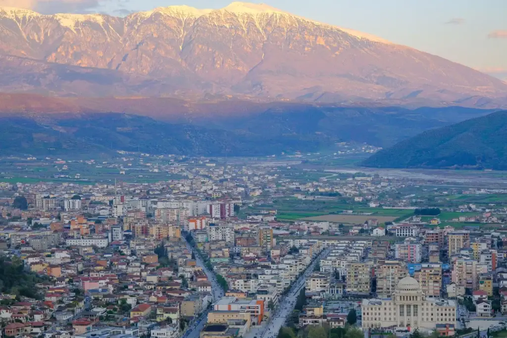 Shkodër vanuit de lucht met de Albanese Alpen op de achtergrond