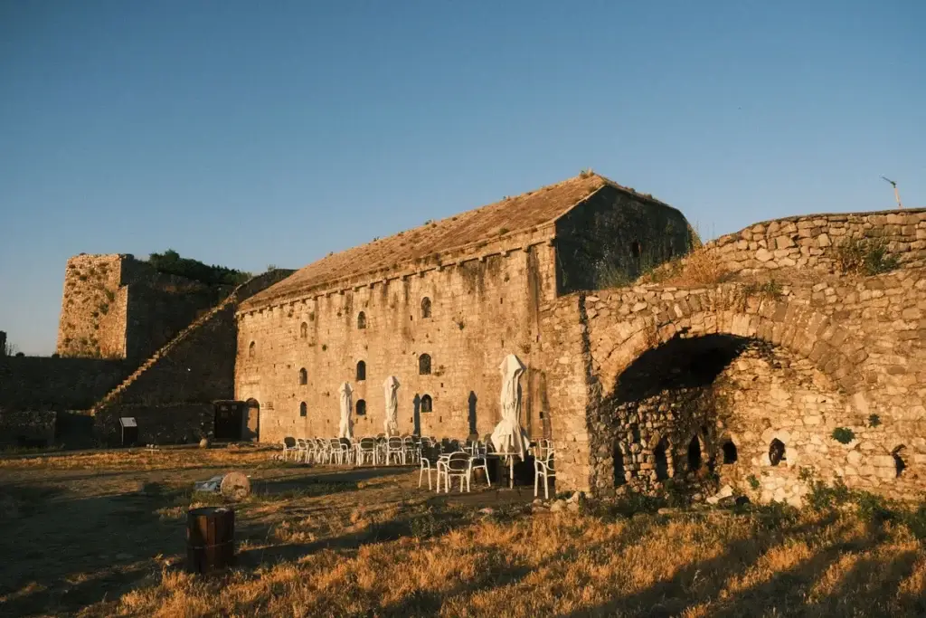 Het Rozafa-kasteel in Shkodër in het avondlicht
