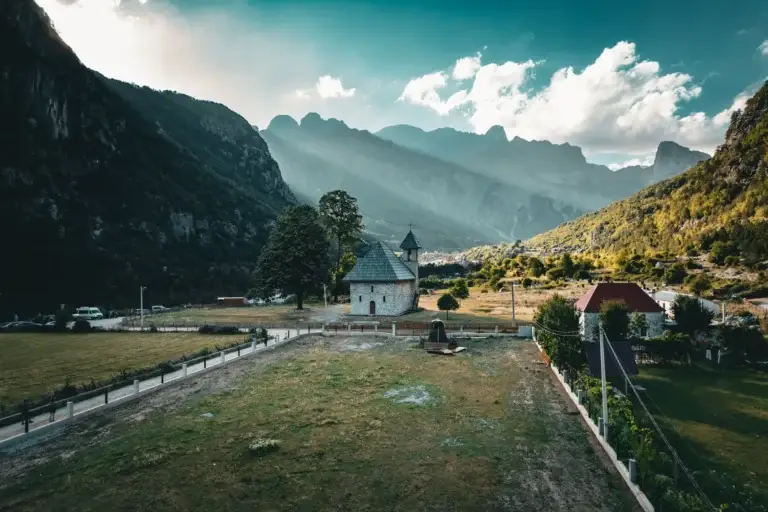 Het dorp Theth met de stenen kerk en de Albanese Alpen