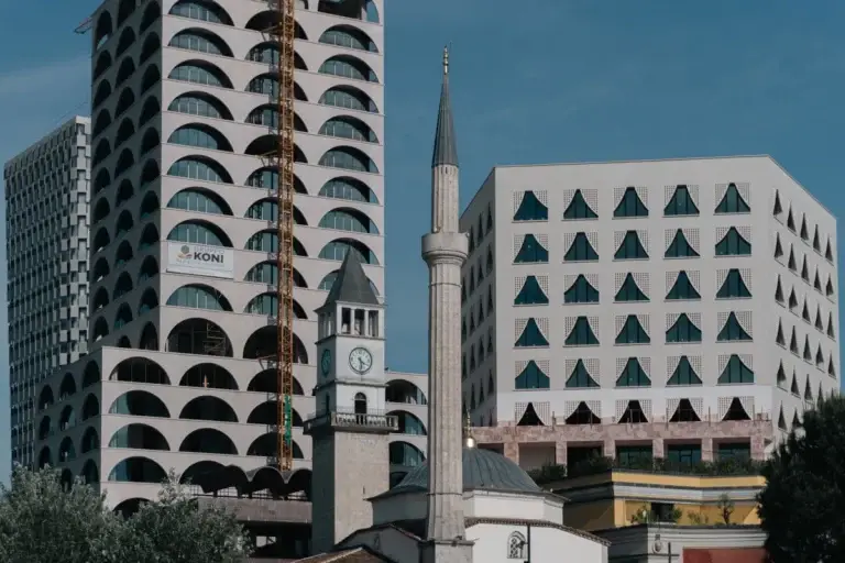 Klokkentoren en moderne architectuur in het centrum van Tirana