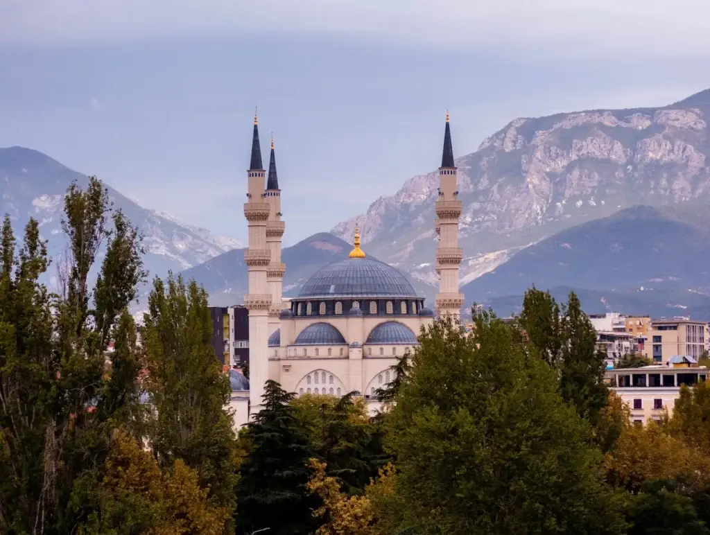 Namazgah-moskee in Tirana met de bergen van Dajti erachter