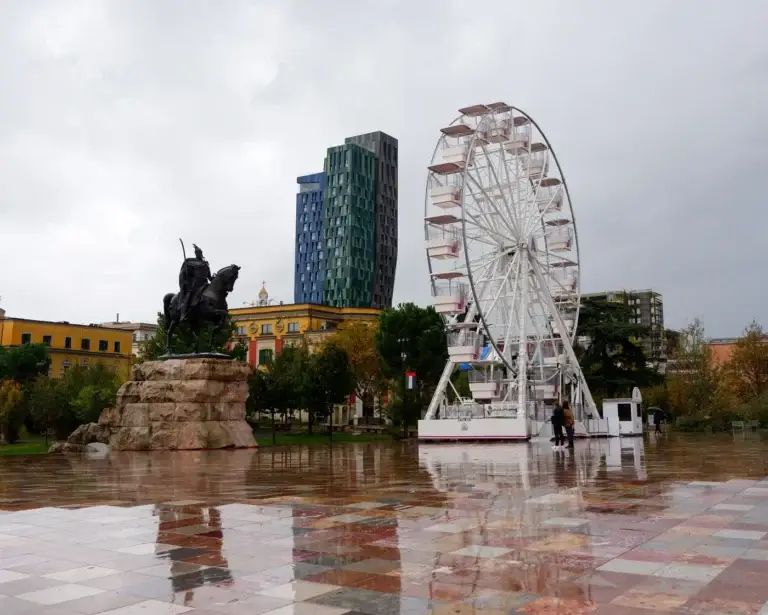 Skanderbeg-plein in Tirana met het ruiterstandbeeld en het reuzenrad