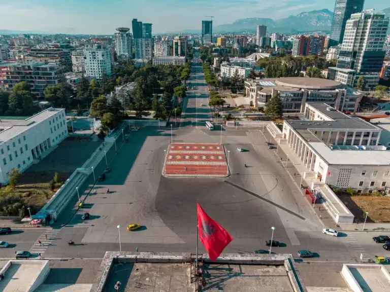 Luchtfoto van het Skanderbeg-plein in het centrum van Tirana