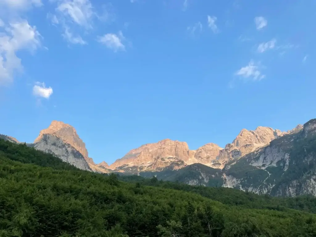 Bergtoppen boven de vallei van Valbona