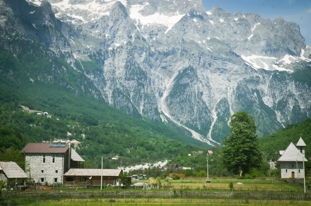 Alpiene dorpje in de vallei van Valbona