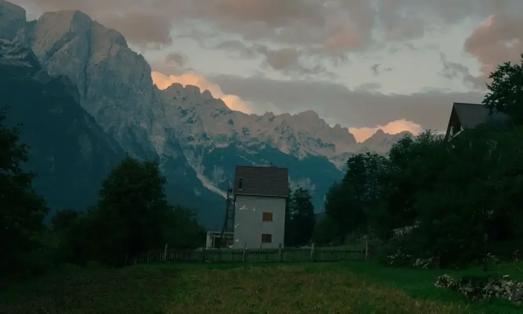 De vallei van Valbona in de Albanese Alpen