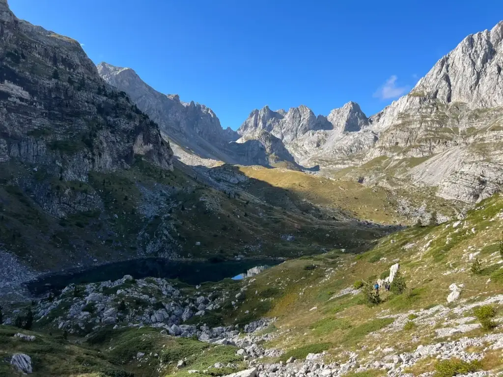 Groene vallei van Valbona met bergpad