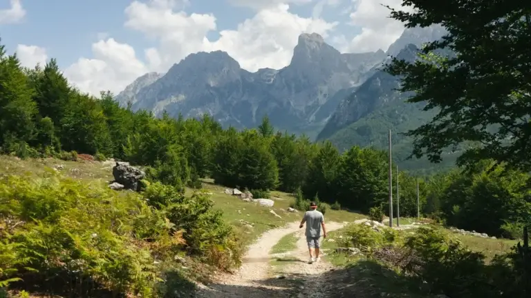 Wandelaar op een pad in de vallei van Valbona