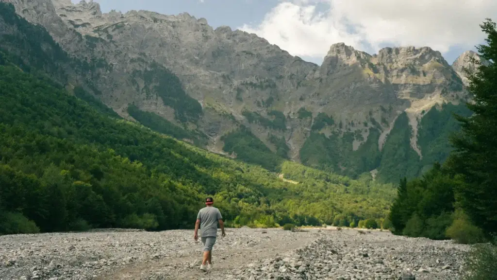Wandelaar in het rivierbed van Valbona