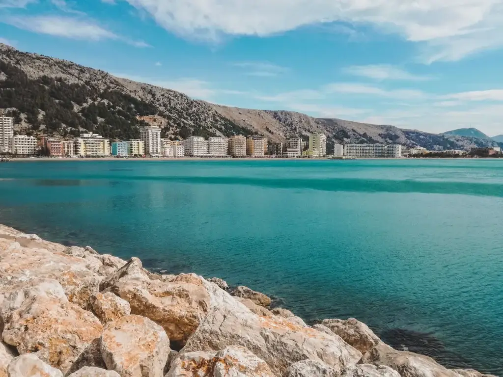 Rotskust en helder water bij Vlorë