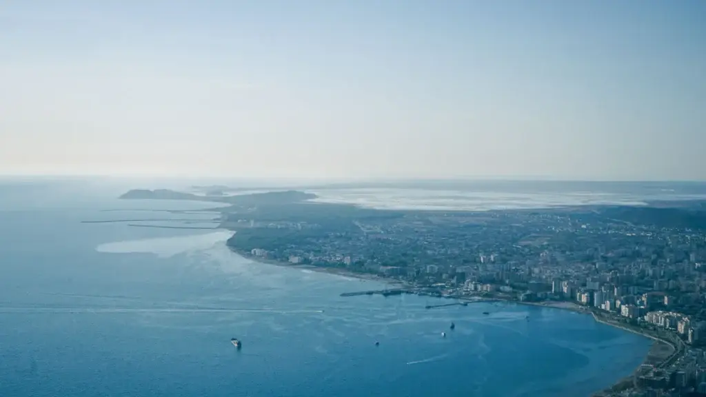 Vlorë en de baai vanuit de lucht