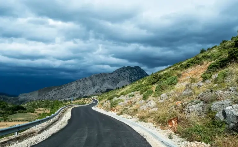 Bochtige weg door de bergen van Albanië