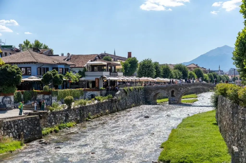 De Ottomaanse stenen brug over de rivier in het centrum van Prizren, Kosovo