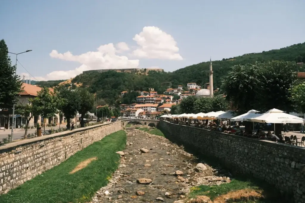 Uitzicht over de oude stad van Prizren met moskee en bergen op de achtergrond