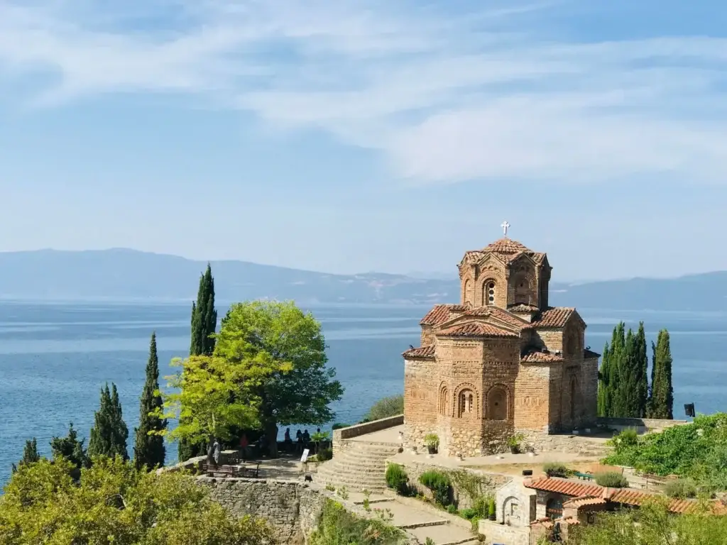 De kerk van Sint-Jan in Kaneo op een rots boven het Meer van Ohrid, Noord-Macedonië