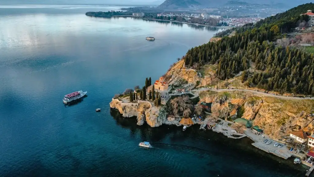 Luchtfoto van het Meer van Ohrid met de rotskust bij de oude stad