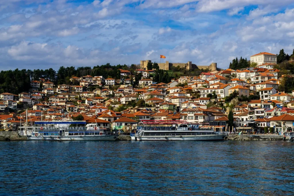 De oude stad van Ohrid met rode daken aan de oever van het meer